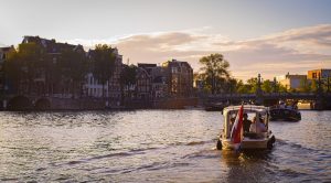 privateboatamsterdam-grachtenfahrtamsterdam-priveboothurenamsterdam