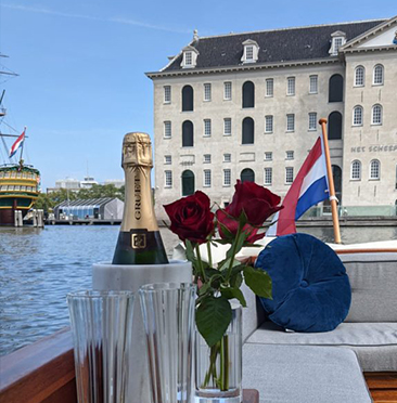 romantische grachtenfahrt amsterdam champagner rosen