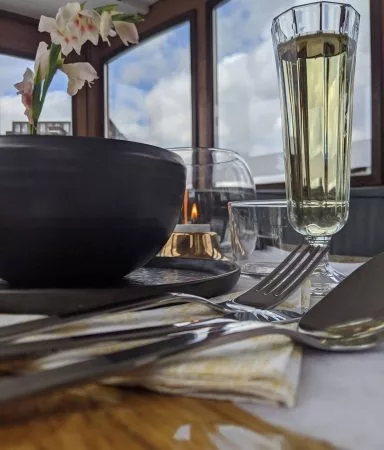 Kanalrundfahrt mit Abendessen in einem lokalen Restaurant