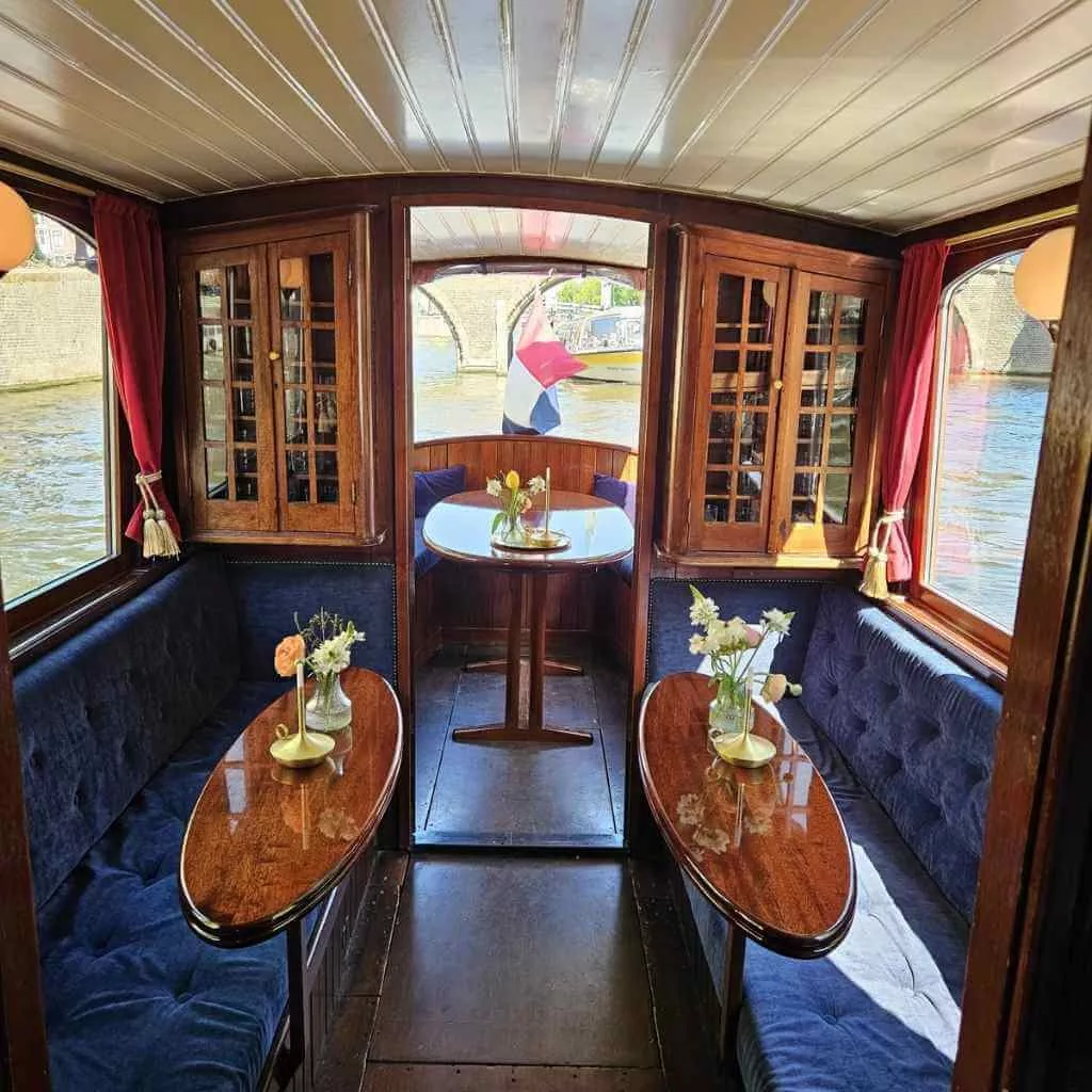 Grachtenrestaurants auf einem Boot in Amsterdam